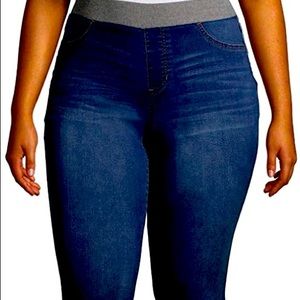 Dark navy ankle high jeans!